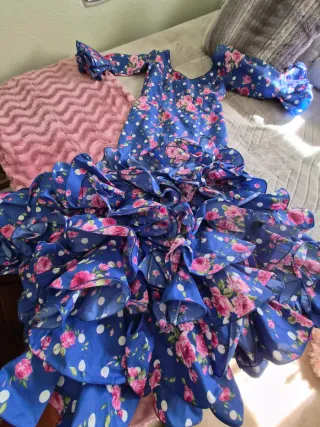 Vestido de flamenca azul con flores rosas