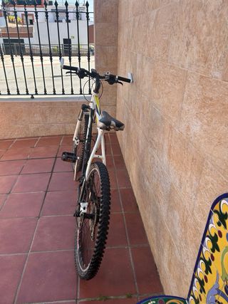 Bicicleta Conor en buen estado, con casco incluido