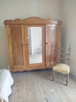 Armario vintage de madera con espejo