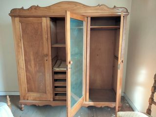 Armario vintage de madera con espejo