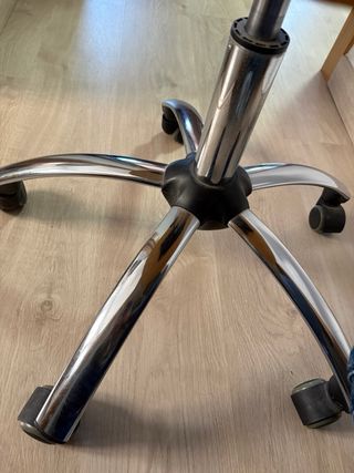 Silla de oficina madera y metal En buen estado