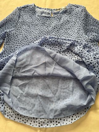Blusa Stradivarius azul con lunares negros Talla S
