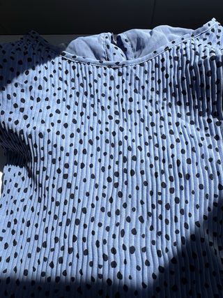 Blusa Stradivarius azul con lunares negros Talla S