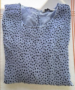 Blusa Stradivarius azul con lunares negros Talla S