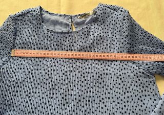 Blusa Stradivarius azul con lunares negros Talla S