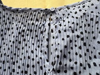 Blusa Stradivarius azul con lunares negros Talla S