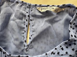 Blusa Stradivarius azul con lunares negros Talla S