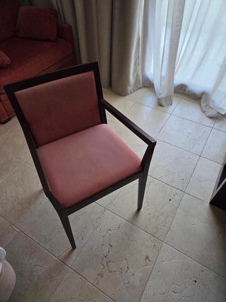 Silla de madera rosa renovación hotel