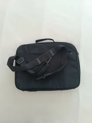 Maletín portátil negro con correa