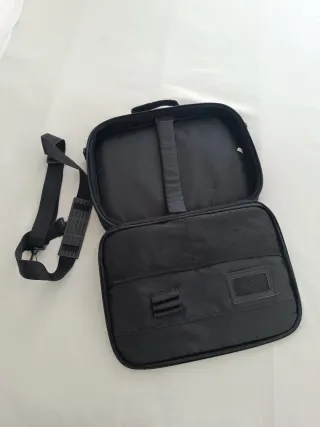 Maletín portátil negro con correa