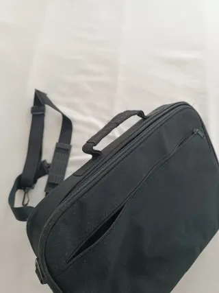 Maletín portátil negro con correa