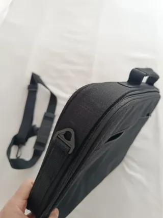 Maletín portátil negro con correa