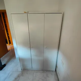 Armario blanco habitación