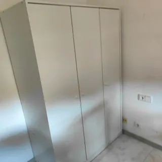 Armario blanco habitación