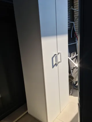 Armario blanco de madera