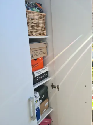 Armario blanco de madera