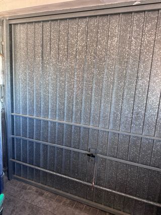 Puerta de garaje basculante