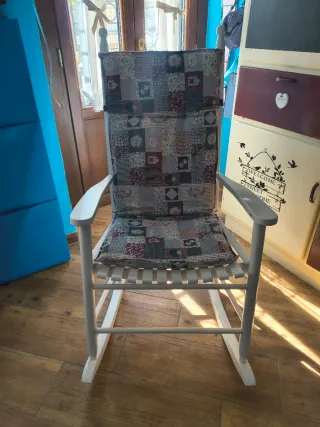 Sedia a dondolo con cuscino patchwork