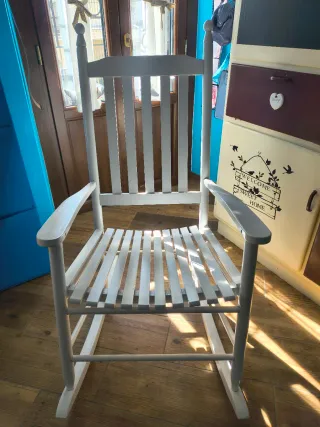 Sedia a dondolo con cuscino patchwork