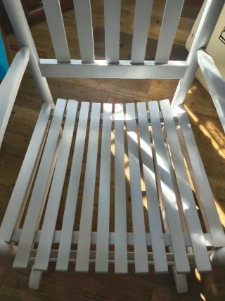 Sedia a dondolo con cuscino patchwork