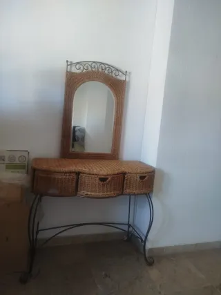 Tocador recibidor de mimbre y metal