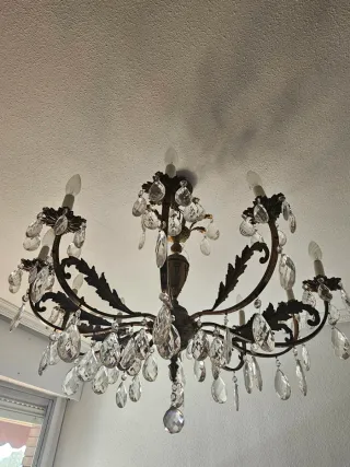 Lámpara de araña dorada con cristales.