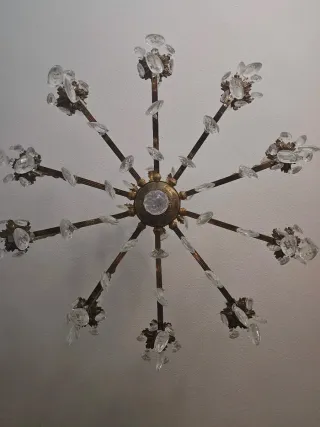 Lámpara de araña dorada con cristales.