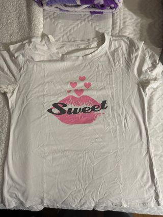Camiseta con labios y corazones