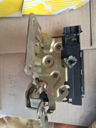Cerradura Delantera Derecha Renault 21