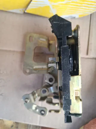 Cerradura Delantera Derecha Renault 21