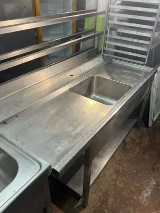 Mesa de acero inoxidable con fregadero