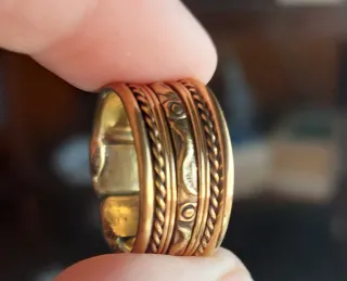 Anillo dorado con diseño trenzado