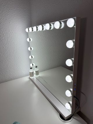 Escritorio con espejo y luces