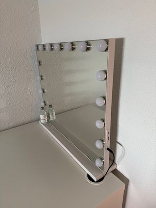 Escritorio con espejo y luces