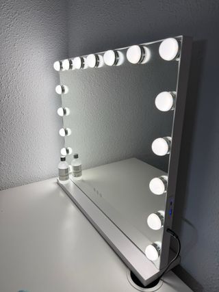 Escritorio con espejo y luces