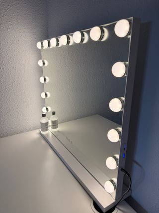 Escritorio con espejo y luces