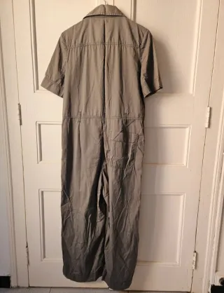 Mono Oysho verde militar pierna ancha