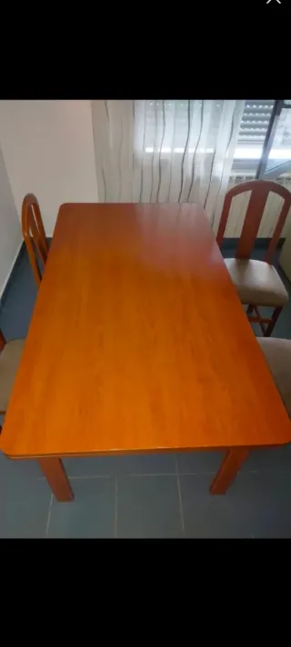 Mesa de comedor de madera