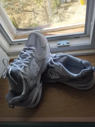 Zapatillas New Balance grises y negras