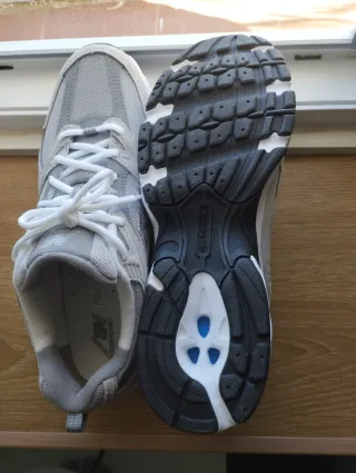 Zapatillas New Balance grises y negras