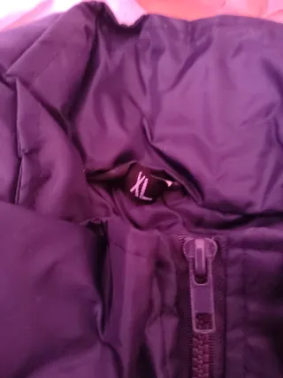 Parka negra con etiqueta