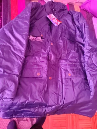 Parka negra con etiqueta