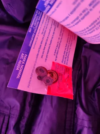 Parka negra con etiqueta