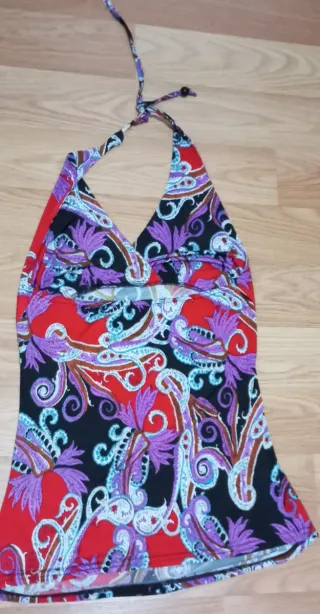 Top halter con estampado paisley