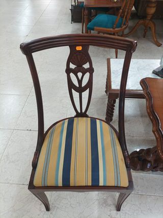 Silla de comedor de madera con tapizado a rayas