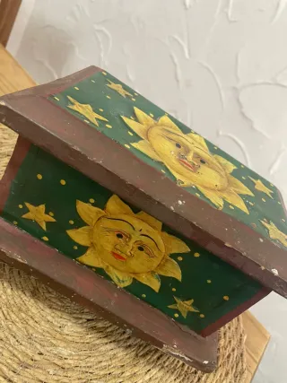 Caja decorativa de madera con sol