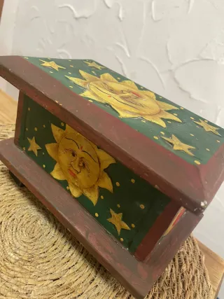 Caja decorativa de madera con sol