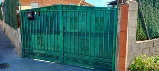 Puerta abatible verde