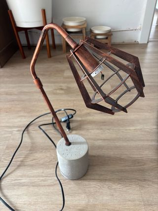 Lámpara de mesa de metal