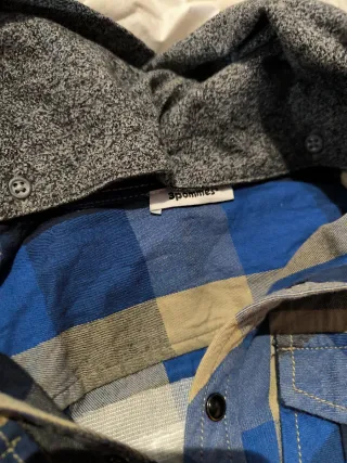 Camiseta de cuadros para niño con capucha.